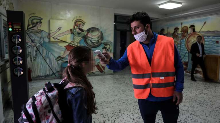 Ζαχαράκη: Τι πρέπει να προσέξουν οι μαθητές των Δημοτικών - Με μειωμένο ωράριο οι γονείς και στον ιδιωτικό τομέα [βίντεο]