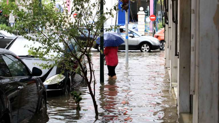 Ο καιρός σήμερα: Υποχωρεί η κακοκαιρία Daniel, ενισχύονται οι άνεμοι - Πού θα βρέξει