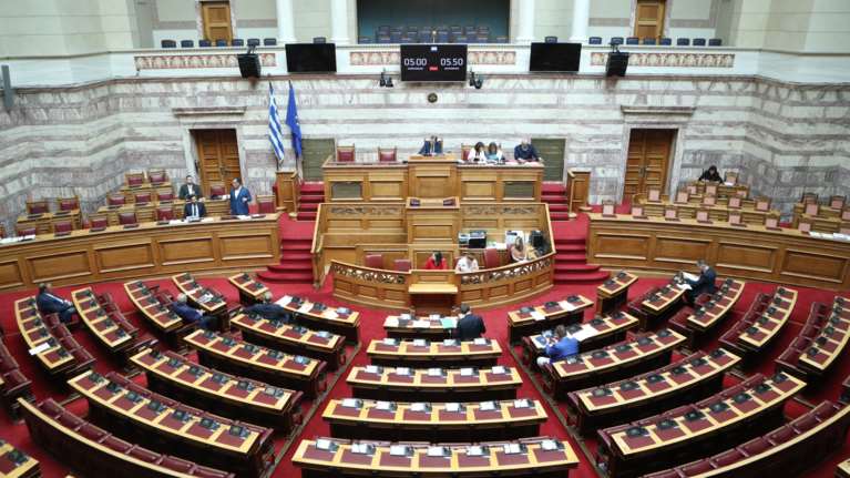 Μύλος με τη Βουλή των 297: Οι συνταγματολόγοι διαφωνούν με την &quot;πλειοψηφία των 149&quot;