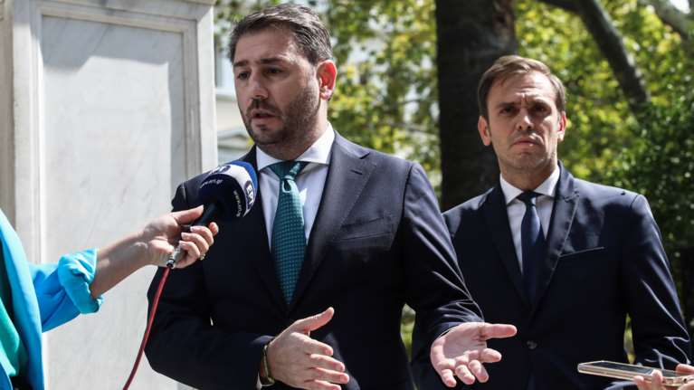 Αιχμές Ανδρουλάκη κατά της κυβέρνησης: Ακυρώνει στην πράξη τα οικιακά φωτοβολταϊκά στις στέγες