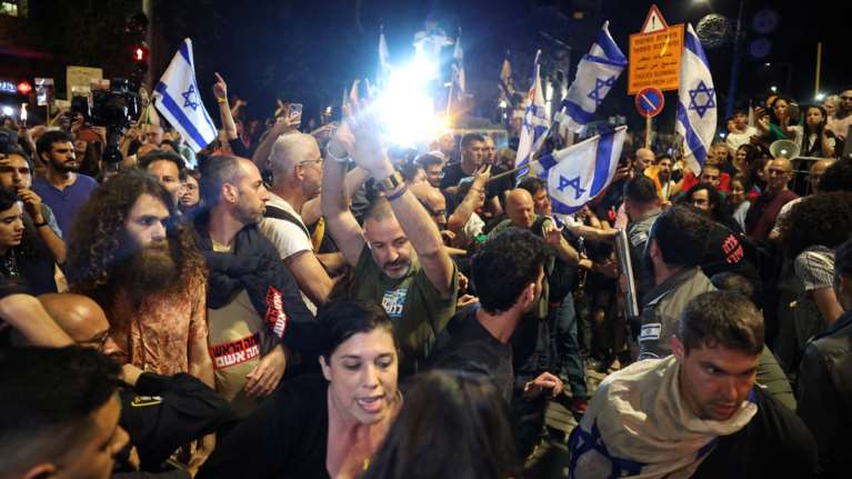 &quot;Δεν θα ησυχάσετε ούτε μέρα ούτε νύχτα&quot; - Συγγενείς ομήρων έξω από την Κνεσέτ ζητούν την παραίτηση του Νετανιάχου