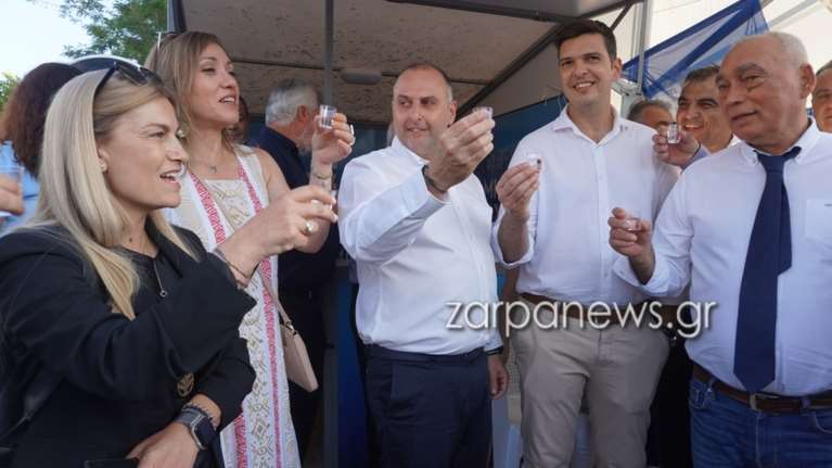 Χανιά: Τσικουδιές και κεράσματα για Αγαπηδάκη και Καραγιάννη στο περίπτερο της Νέας Δημοκρατίας [εικόνες]