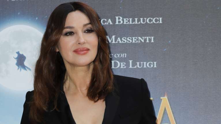 Μόνικα Μπελούτσι: Πανέμορφη στη Ρώμη με total black μεσάτο jumpsuit