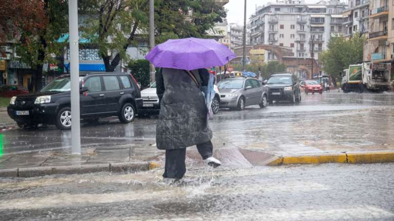 Καιρός: Βροχές, καταιγίδες, αλλά και άνοδος της θερμοκρασίας σήμερα - Αναλυτικά η πρόγνωση