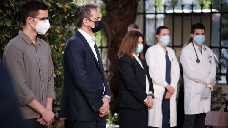 Μητσοτάκης: Στο παρεκκλήσι του Ιπποκράτειου νοσοκομείου για τον Επιτάφιο - Μαζί με τον γιο του [εικόνες]