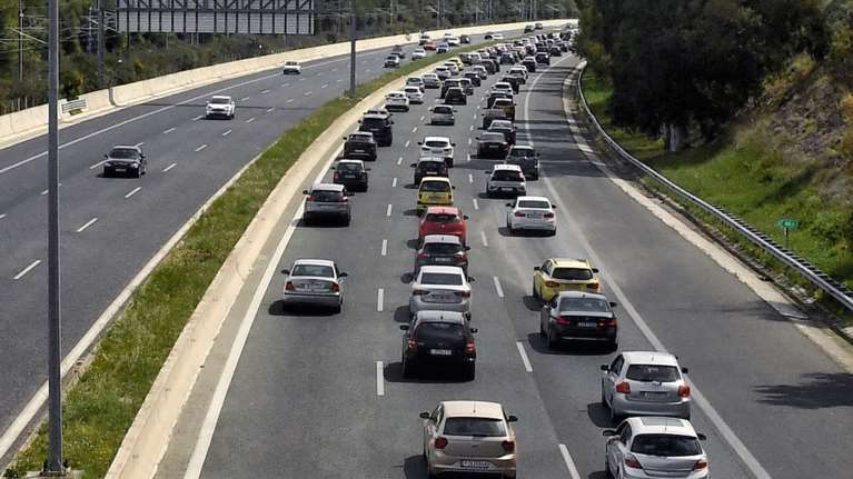 Ξεκίνησε η επιστροφή των εκδρομέων του Πάσχα - Ουρές χιλιομέτρων σε Ελευσίνα και Μέγαρα