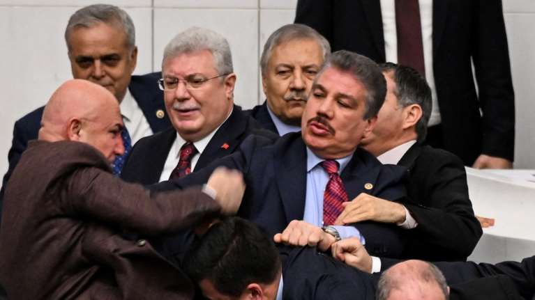 Χάος στην τουρκική Βουλή: Άγριο ξύλο μεταξύ βουλευτών στην ορκωμοσία νέων υπουργών - Γιατί "άναψαν τα αίματα"