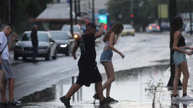 Επιμένει η κακοκαιρία με έντονες καταιγίδες: Πού χρειάζεται ιδιαίτερη προσοχή, ποια είναι η πιο δύσκολη ημέρα