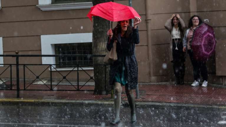 Αλλάζει απότομα ο καιρός: Από τον καύσωνα στις καταιγίδες - Πού θα βρέξει την Παρασκευή