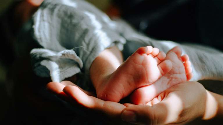 Βρέφος 30 ημερών εντοπίστηκε μόνο του σε καρότσι σούπερ μάρκετ στην Ακρόπολη