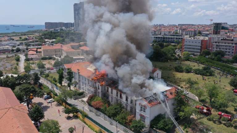 Κωνσταντινούπολη: Τεράστιες οι καταστροφές στο ιστορικό ελληνικό νοσοκομείο - Διαβεβαιώσεις Ερντογάν για αποκατάσταση