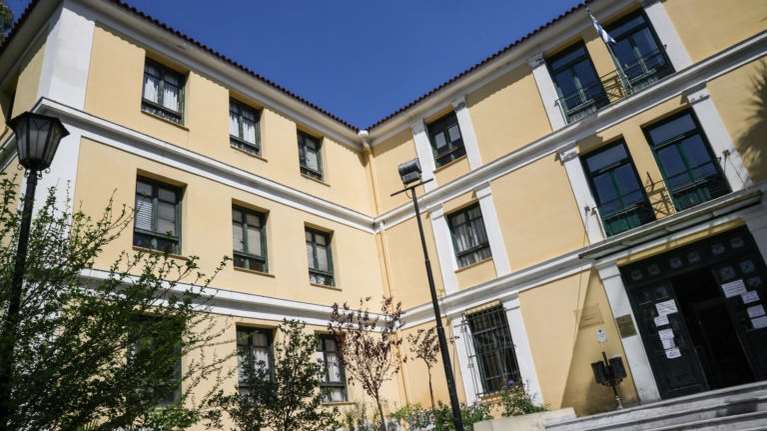 Περιστέρι: Προφυλακίστηκε ο 35χρονος που σκότωσε τον πατέρα του - Στο πλευρό του η μητέρα και η αδερφή του