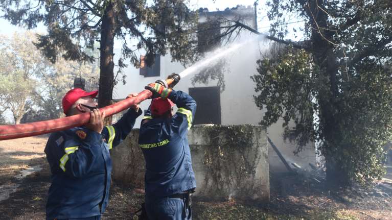 Θεσσαλονίκη: Πιθανόν από έκρηξη μετασχηματιστή της ΔΕΗ ξεκίνησε η φωτιά - Ζημιές σε δύο σπίτια, κάηκε αυτοκίνητο