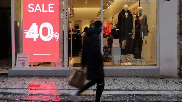 Πότε ξεκινούν οι χειμερινές εκπτώσεις - Ποια Κυριακή θα είναι ανοιχτά τα μαγαζιά