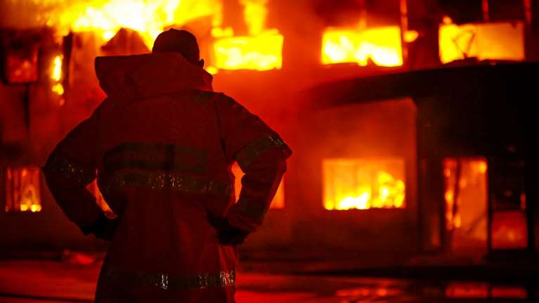 Κορωπί: Ολοκληρωτική η καταστροφή στην &quot;Καραμολέγκος&quot; - Κάηκαν εγκαταστάσεις logistics της &quot;Απολλώνιον&quot;