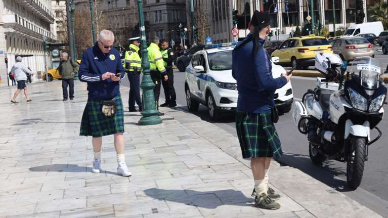 Ήρθαν οι Σκωτσέζοι φίλαθλοι για τον αγώνα με την Ελλάδα και κάνουν βόλτα στο Σύνταγμα με τα κιλτ