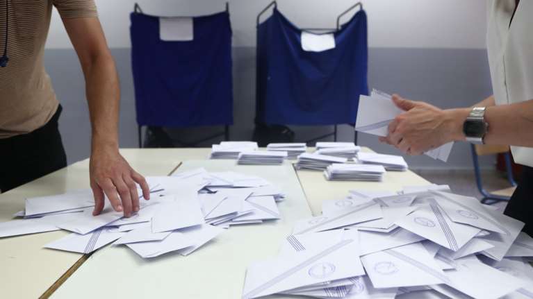 Άνδρες, πενηντάρηδες, δικηγόροι, γιατροί και δημοσιογράφοι: Το προφίλ των υποψηφίων που ζητούν την ψήφο μας στις ευρωεκλογές