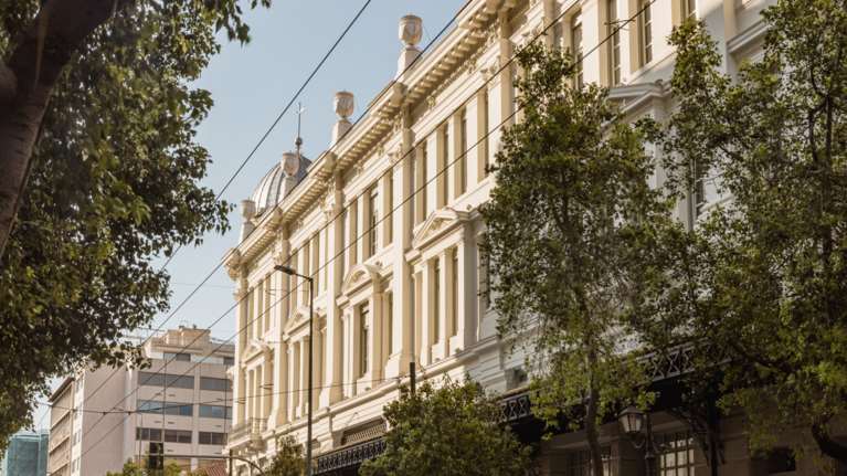 Πώς μεταμορφώθηκε η Στοά Αρσακείου: Έτοιμη η νέα πρόσοψη από τη Σταδίου - Ποια καταστήματα άνοιξαν [εικόνες]