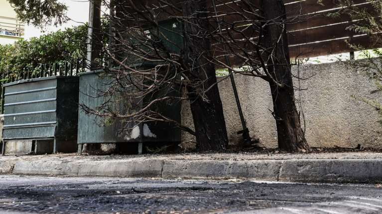 Μολότοφ στο σπίτι της προέδρου Αρείου Πάγου: Σε πυρήνες αντιεξουσιαστών ψάχνουν οι Αρχές - Βίντεο από τη στιγμή της επίθεσης έχει η ΕΛΑΣ