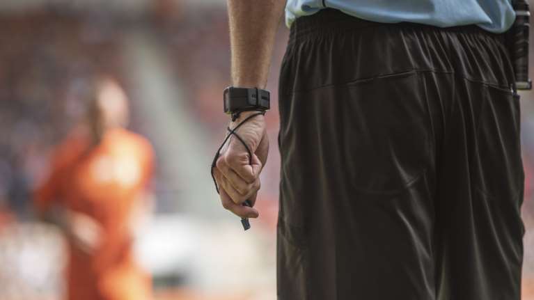 Χειροπέδες σε πρώην διαιτητή της Super league: Πουλούσε παράνομους αποκωδικοποιητές για συνδρομητικά κανάλια