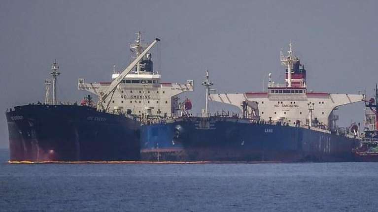 Στο λιμάνι του Πειραιά κατευθύνεται με τη βοήθεια δύο ρυμουλκών το ρωσικό δεξαμενόπλοιο "Lana"