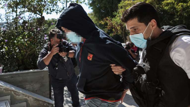 Κολωνός: &quot;Ο 53χρονος απειλούσε ότι θα μας σκοτώσει, η γυναίκα του μας έδινε 10.000 ευρώ&quot; - Σοκάρει η γιαγιά της 12χρονης