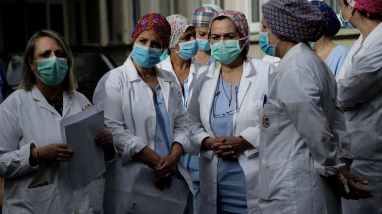 Υποχρεωτικός εμβολιασμός: Μετά τους πυροσβέστες ακολουθούν οι υγειονομικοί και οι εργαζόμενοι στα γηροκομεία