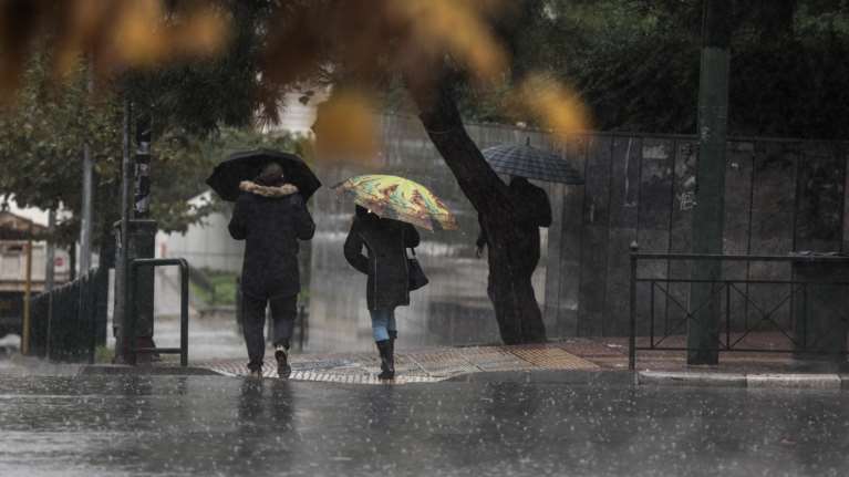Επέλαση της κακοκαιρίας με βροχές και καταιγίδες - Προβλήματα στη Β. Ελλάδα