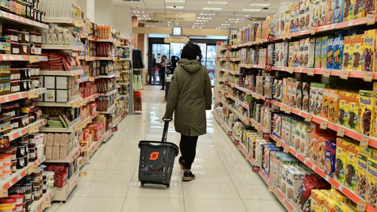 Ποια προϊόντα περιλαμβάνονται στα &quot;Καλάθια&quot; του Πάσχα, των Νονών και της Σαρακοστής - Αναλυτικά η λίστα