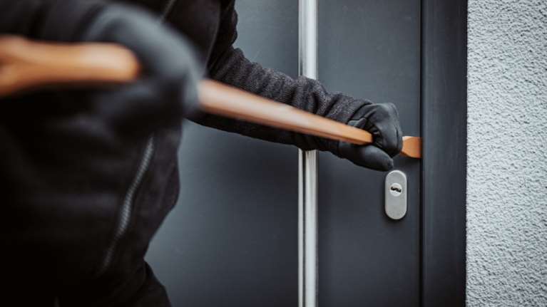 Ανάβυσσος: Διάρρηξη &quot;μαμούθ&quot; σε πολυτελή μονοκατοικία Ουκρανών - Έφυγαν με λεία 230.000 ευρώ και το τζιπ της οικογένειας