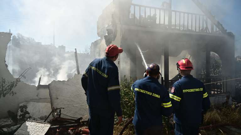 Φωτιά στο Κορωπί: Δραματική έκκληση από κάτοικο σε τηλεοπτικό σταθμό για να βγει ο σύντροφός της από το σπίτι