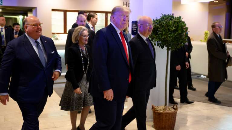 &quot;Θολώνει τα νερά&quot; ο Τραμπ: Απαγορεύεται το κεφαλοκλείδωμα εκτός αν ο αστυνομικός κινδυνεύει