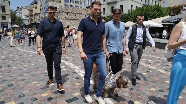 Η βόλτα Κασσελάκη στην Ερμού με τον Τάιλερ και τη Φάρλι, οι ευχές του κόσμου και το γεύμα με δημοσιογράφους [εικόνες]