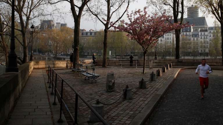 Καραντίνα: Για εβδομάδες ακόμη η καραντίνα σε Γαλλία και Βρετανία, δεν υπάρχει ακόμη κορύφωση της καμπύλης