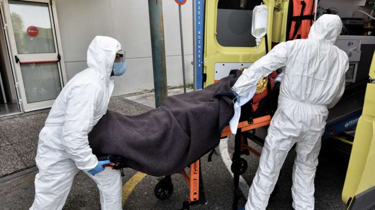 Συγκλονίζει ασθενής στο Θριάσειο: &quot;Έκλαιγα με λυγμούς όταν έπεσε ο πυρετός&quot; [Βίντεο]