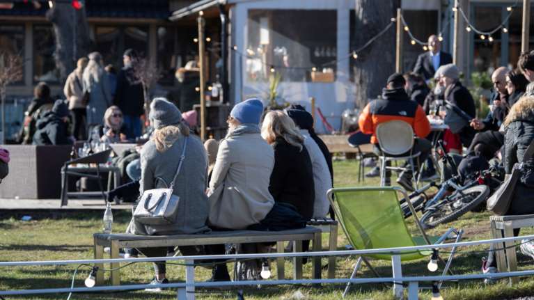 Χωρίς περιοριστικά μέτρα η Σουηδία - αδιαφορία ή άγνοια;