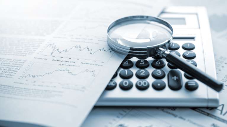 Εκτακτη εισφορά 33% στα κέρδη των διυλιστηρίων - Μόνιμος ο μειωμένος ΦΠΑ 13% σε ταξί και καφέ - Bonus σε συνταξιούχους