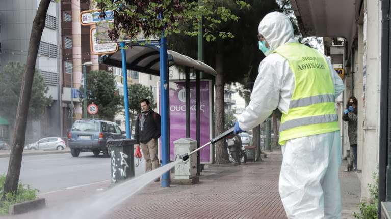 Κορονοϊός: Νέα δεδομένα στην Ελλάδα - Χτυπάει πλέον τις πιο παραγωγικές ηλικίες [πίνακες]