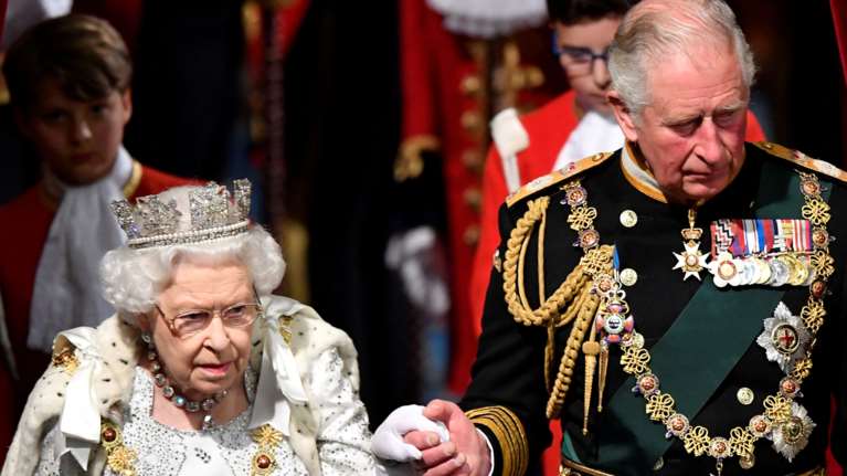 Η βασίλισσα πέθανε, ζήτω ο βασιλιάς: Ο 73χρονος Κάρολος στον βρετανικό θρόνο - Βασιλική σύζυγος η Καμίλα