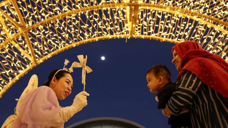 Η παραμονή Χριστουγέννων στον κόσμο: Με τα γιορτινά τους σε ναούς, αγορές και γήπεδα - Δείτε φωτογραφίες