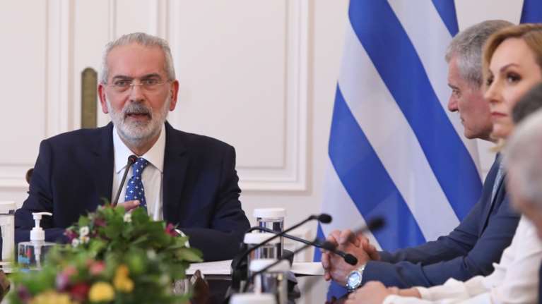 Σαρμάς στο υπουργικό συμβούλιο: Να εντοπίσουμε τους κινδύνους, στόχος η ομαλή λειτουργία του κράτους