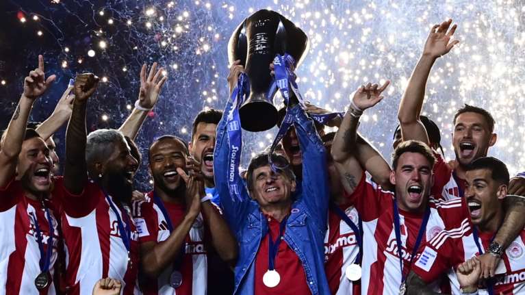 Ο Ολυμπιακός γιορτάζει για 48η φορά την κατάκτηση του πρωταθλήματος