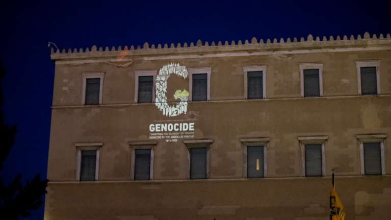 Γενοκτονία των Ποντίων: Η Βουλή φωταγωγήθηκε με το επετειακό σύμβολο G [εικόνες]