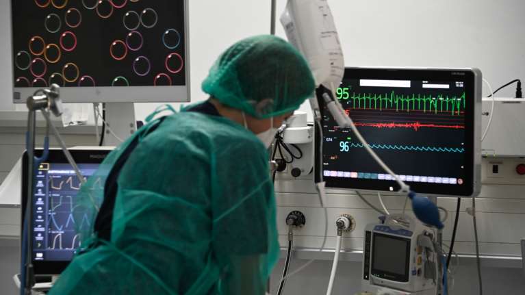 Σαρώνει ο κορονοϊός: 575 εισαγωγές, 13 διασωληνωμένοι, 21 θάνατοι μέσα στο καλοκαίρι- Συστάσεις του ΕΟΔΥ