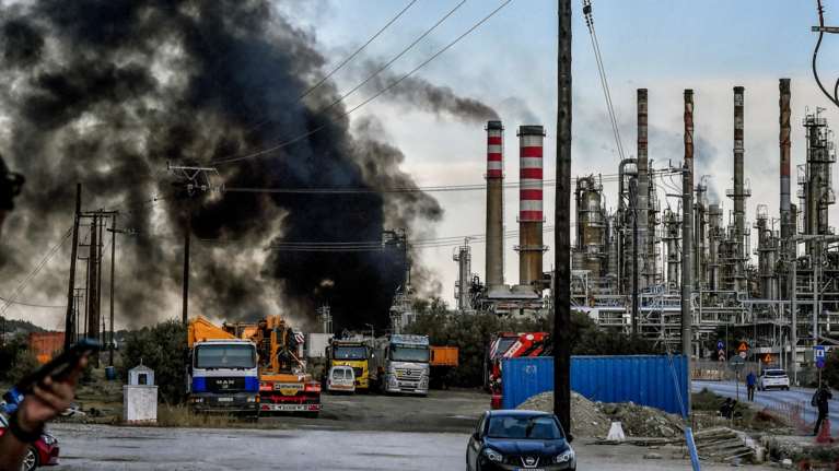 Αγιοι Θεόδωροι: Σε ύφεση η φωτιά στη Motor Oil - Αποδεσμεύονται οι δυνάμεις της Πυροσβεστικής, άνοιξε ο δρόμος [εικόνες]