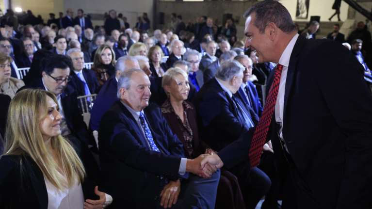 Νέα... υπονοούμενα Καμμένου για Σαμαρά: Γιατί με κοιτάει έτσι, ξέρει αυτός [εικόνα]