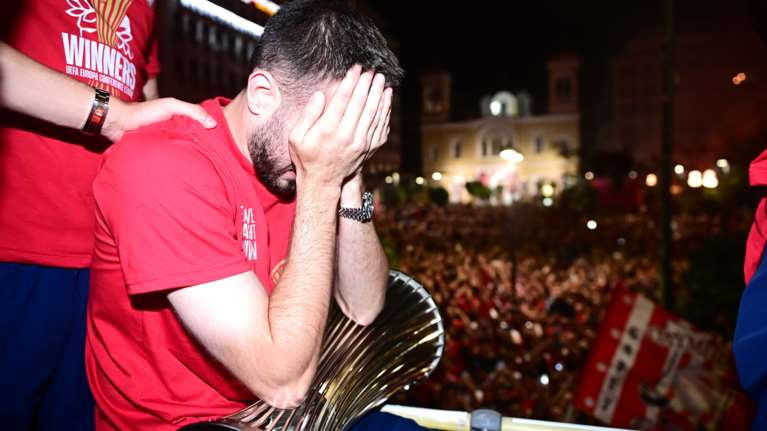 Ολυμπιακός: Ο Φορτούνης έκλαψε αγκαλιά με τη μάνα του και τον γιο του μετά τη μεγάλη νίκη - Η ιστορία πίσω από την υπόσχεση