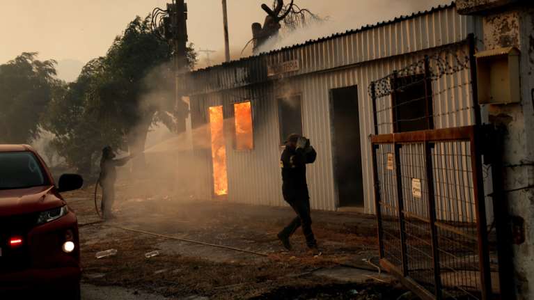 Με εντατικούς ρυθμούς η καταγραφή των ζημιών από τις πυρκαγιές: 33 τα &quot;κόκκινα&quot; κτίρια στην Αχαΐα - 12 σε Πρέβεζα και Άρτα