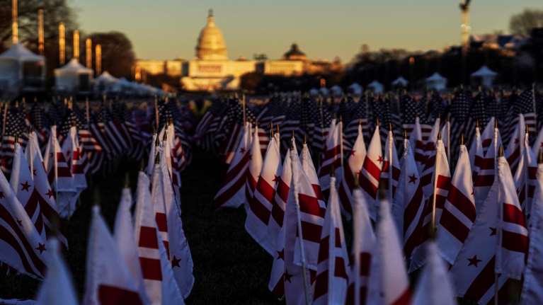 Ο Μπάιντεν ορκίζεται Πρόεδρος, ο Τραμπ φεύγει για τη Φλόριντα: Παρόντες Κλίντον, Μπους και Ομπάμα