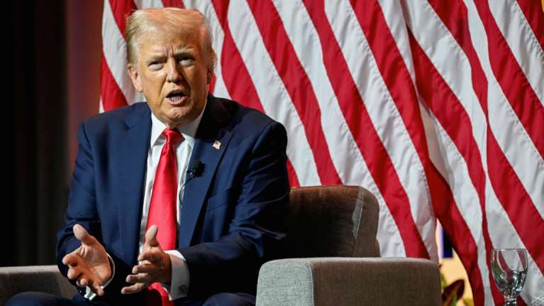 Σκληρή επίθεση Τραμπ: Η Κάμαλα θα ξεκινήσει τον Γ&#39; Παγκόσμιο Πόλεμο και θα σκοτώσει εκατομμύρια μουσουλμάνους